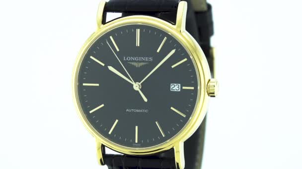 Saint-Imier, Svizzera, 2.02.2020 - Longines orologio quadrante nero faccia orologio primo piano cinturino in pelle. classici orologi svizzeri eleganti — Video Stock