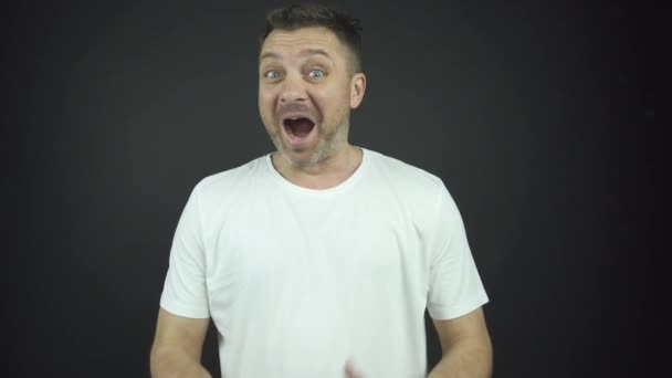 Actor profesional con ojos azules realiza emociones sorpresa — Vídeos de Stock