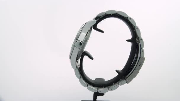 Saint-Imier, Suíça, 2.02.2020 - Relógio Longines Rotating on stand pulseira de aço inoxidável — Vídeo de Stock