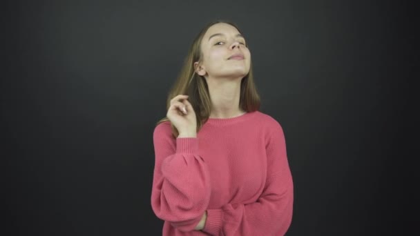Vacker skådespelerska leker med långt löst hår och leenden — Stockvideo