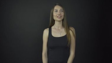 Uzun, koyu saçlı bir manken düşünceli bir bayan.