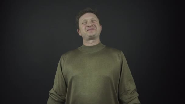Pohledný herec v hnědém pulovru potřásá hlavou na konkurzu — Stock video
