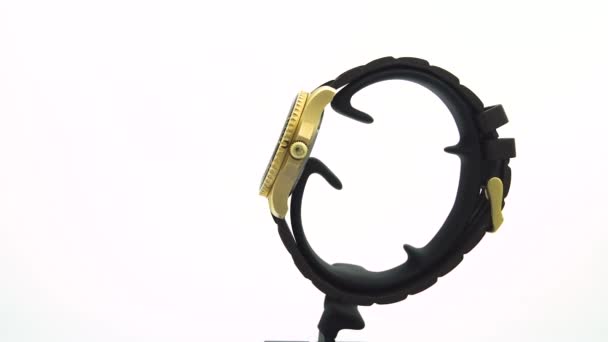 Ibach, Suiza 7.04.2020 - Victorinox Hombre reloj caja de acero inoxidable esfera de reloj negro correa de caucho girando en el soporte aislado sobre fondo blanco — Vídeos de Stock