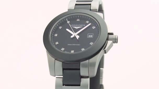 Saint-Imier, Zwitserland, 2.02.2020 - Longines horloge zwarte wijzerplaat roestvrij staal armband — Stockvideo
