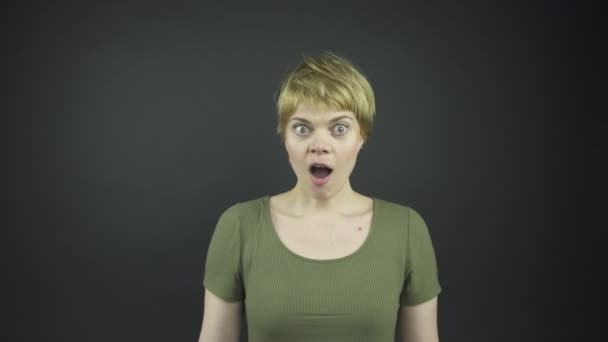 Aantrekkelijk meisje met eerlijk haar voert verbazing emotie — Stockvideo