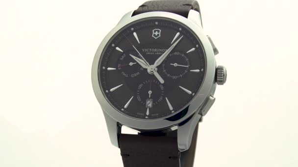 Ібах, Швейцарія 7.04.2020 - Вікторінокс Людина дивиться чорний годинник з нержавіючої сталі на білому фоні. — стокове відео
