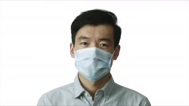 Chinese man removes medical mask against 2019-nCov on chin, breathes deeply — Stock Video