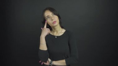 modaya uygun olgun bir aktris düşünceli bir kadın rolü oynar.