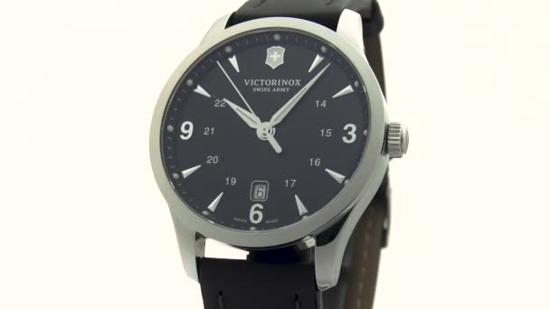 Ibach, Suiza 7.04.2020 - Victorinox Hombre reloj caja de acero inoxidable esfera de reloj negro primer plano aislado sobre fondo blanco — Vídeos de Stock