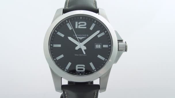 スイス、サンImier 、 2.02.2020 -ロンジンは、黒の時計の顔の文字盤レザーストラップを見て。クラシックなエレガントなスイス製の腕時計 — ストック動画