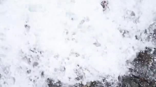 Meereswellen rollen auf Kieselsteinen Küste während eines leichten Sturms Nahaufnahme Ansicht Zeitlupe Zeitlupe — Stockvideo