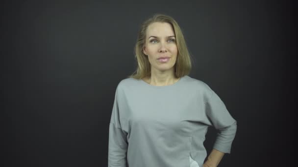 Blond actrice in grijs blouse speelt rol van verward vrouw — Stockvideo