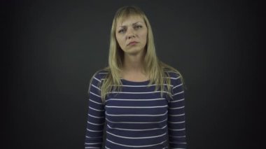 Sarışın aktris sahnede duran ciddi kadın rolünü oynuyor.