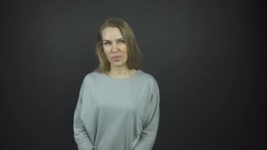 Çekici sarışın bayan gizemli bir gülümseme ile dümdüz görünüyor.