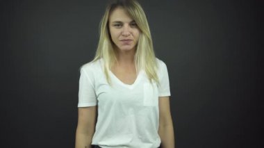 Siyah arkaplana karşı fotoğraf çekimi için model