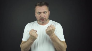 Popüler aktör yumruklarını sıkan kızgın adam rolünü oynuyor