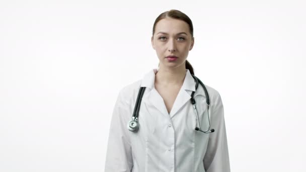 Glimlachende arts toont twee blaren pillen en als teken met duim omhoog — Stockvideo
