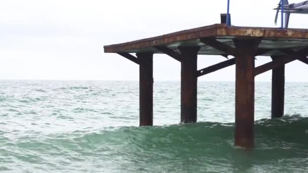 Muelle de metal en el mar sobre las olas cámara lenta en cámara lenta — Vídeos de Stock