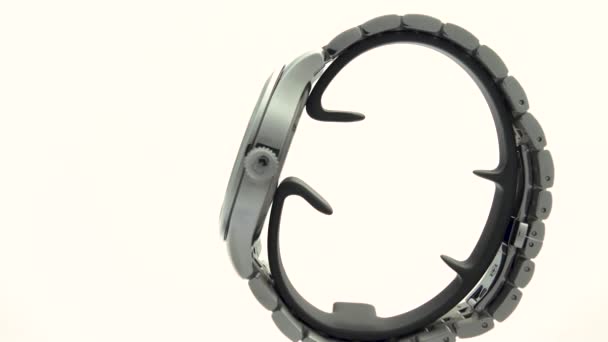 Ibach, Suíça 7.04.2020 - Victorinox Man assistir caixa de aço inoxidável mostrador cinza cara relógio pulseira de aço inoxidável girando em stand isolado no fundo branco — Vídeo de Stock