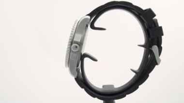 İbach, İsviçre 7.04.2020 - Victorinox Man paslanmaz çelik kasa siyah saat yüz çevirmeli kauçuk kayış beyaz arka planda izole edilmiş