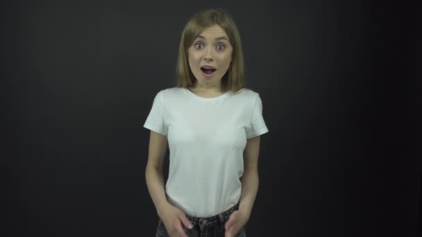 Blondine mit schulterlangen Haaren sorgt für Schockgefühle — Stockvideo