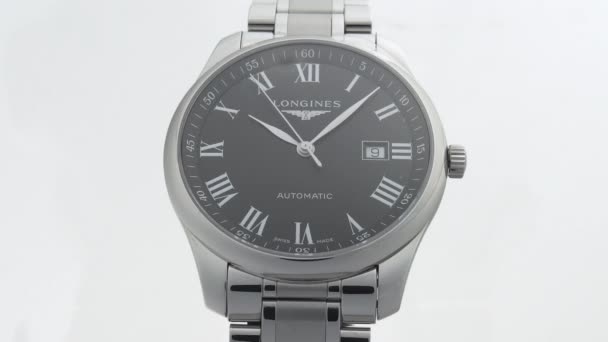 Saint-Imier, Schweiz, 2.02.2020 - Longines Uhr mit schwarzem Zifferblatt und Edelstahlarmband. klassisch elegante Schweizer Uhren — Stockvideo