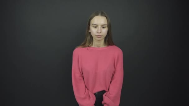 Actress in purple pullover performs confusion emotion — Stock Video