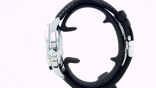 Saint-Imier, Suisse, 2.02.2020 - Longines montre Rotation sur pied bracelet en cuir fermer — Video