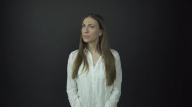 Bluzlu şüpheli kadın etrafına bakar ve başını sallar.