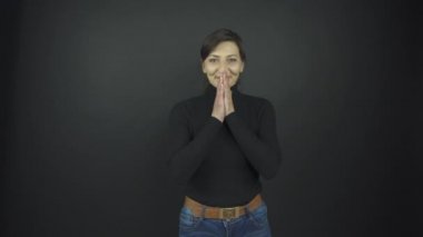 Gülümseyen at kuyruklu bayan mutluluk için ellerini kavuşturuyor.