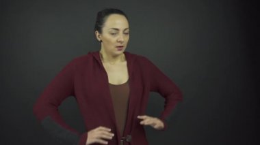 Kafası karışık kadın ellerini başının üstüne koyar ve derin derin nefes alır.