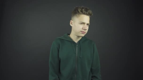 Hombre guapo con el pelo rizado en negro chaqueta habla y asiente — Vídeos de Stock