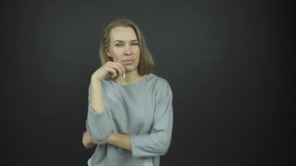 Dam med långt ljust hår spelar roll som omtänksam kvinna — Stockvideo
