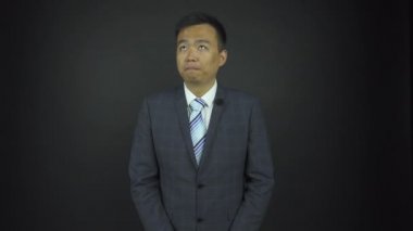 Düşünceli adam modern stüdyoda etrafına bakıyor.