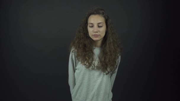Színésznő hosszú göndör haj játszik szerepet áll a színpadon — Stock videók