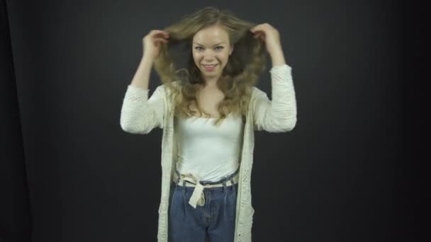 Уверенная модель с длинными светлыми волосами позирует для фотосессии — стоковое видео