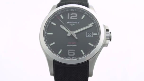 Saint-Imier, Schweiz, 2.02.2020 - Longines Uhr mit schwarzem Zifferblatt und Lederarmband. modische moderne Schweizer Uhren — Stockvideo