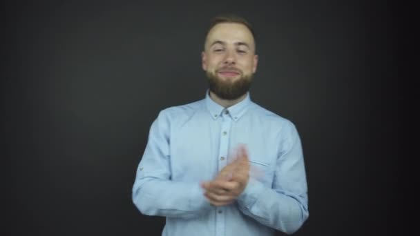 Ator bonito na camisa azul fala e aperta as mãos com alegria — Vídeo de Stock