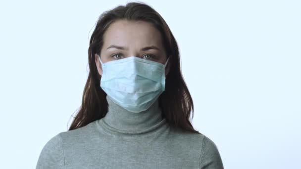 La muchacha quita la máscara facial bajo los restos todavía un. Protección de la infección covid-19 — Vídeo de stock