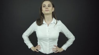 Beyaz bluzlu esmer model fotoğraf seti için poz veriyor.