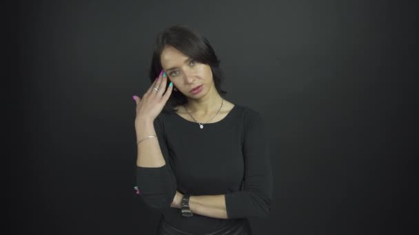 herečka hraje depresi drží ruku u hlavy na zkoušce