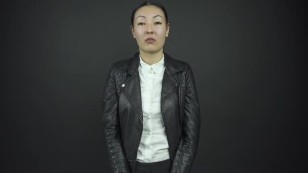 Professionell skådespelerska andas djupt med allvarligt ansikte — Stockvideo