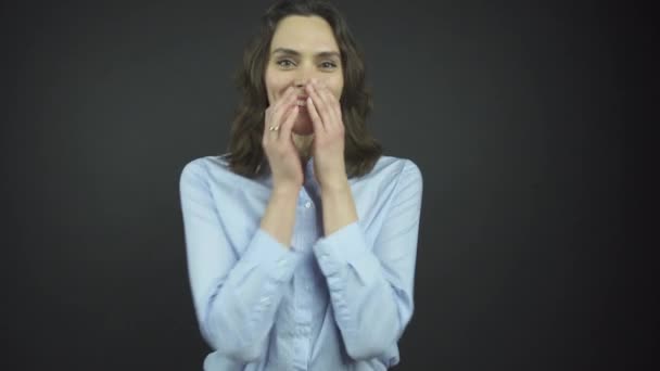 Senhora feliz na camisa azul olha em linha reta com sorriso alegre — Vídeo de Stock