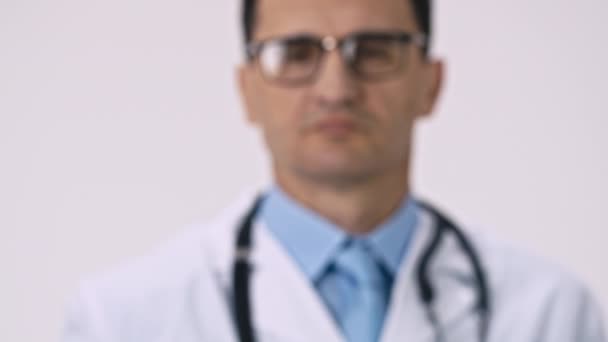 Guapo médico vertiendo píldoras verdes de tarro transparente, de cerca — Vídeos de Stock