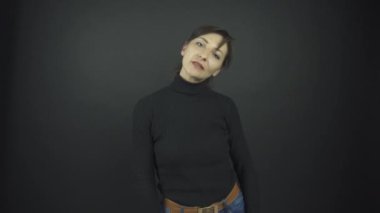 At kuyruklu esmer, siyah arka planda duruyor.