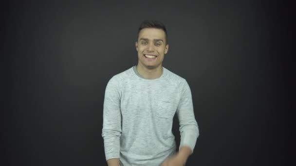 Professionele acteur glimlacht vrolijk uitvoeren van emotie — Stockvideo