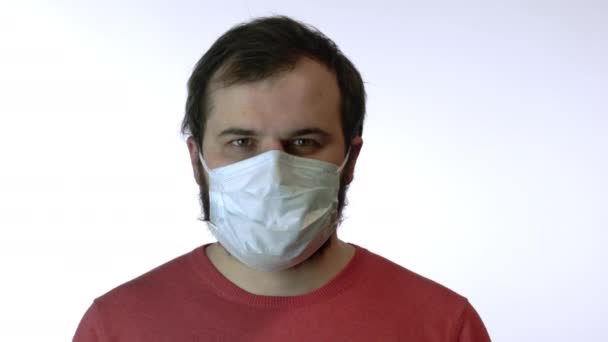 L'uomo toglie la maschera di faccia sotto rimane ancora una maschera. Protezione del merluzzo carbonaro 19 — Video Stock