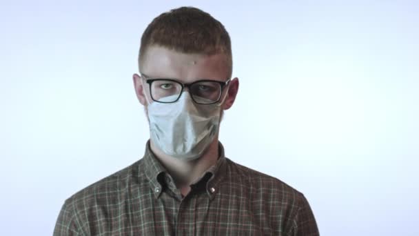 Человек разрывает медицинскую маску против ковида-19. Борьба с вирусом. Остановить карантин — стоковое видео