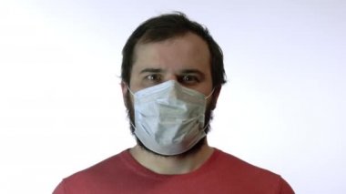 Tıbbi maskeli adam korkuyla derin derin nefes alır. Salgın paniği.