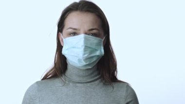 Kız, başkasında kalırken yüz maskesini çıkarıyor. Coronavirus enfeksiyonu konsepti